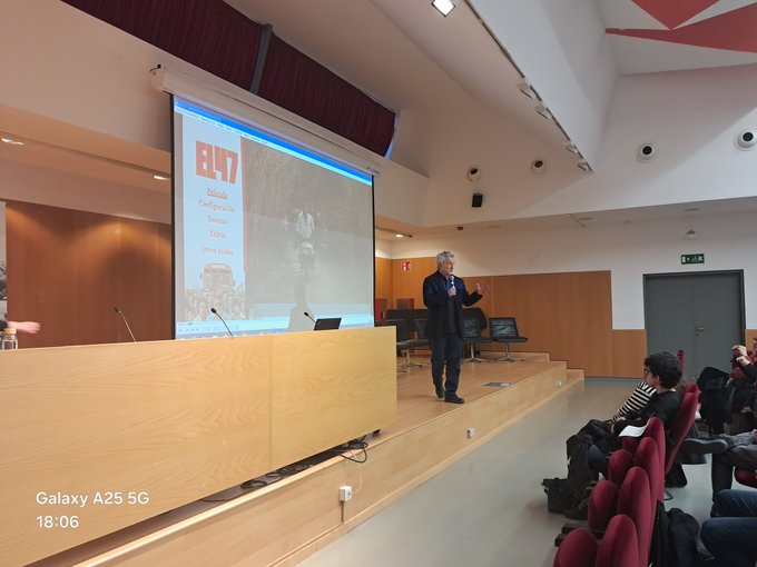 Andreu Mayayo pressentant la conferència