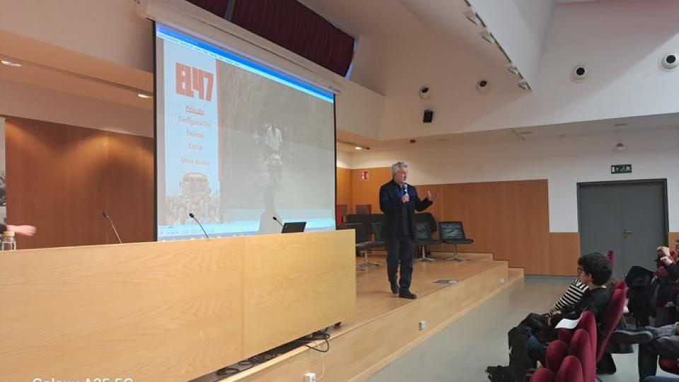 Andreu Mayayo pressentant la conferència