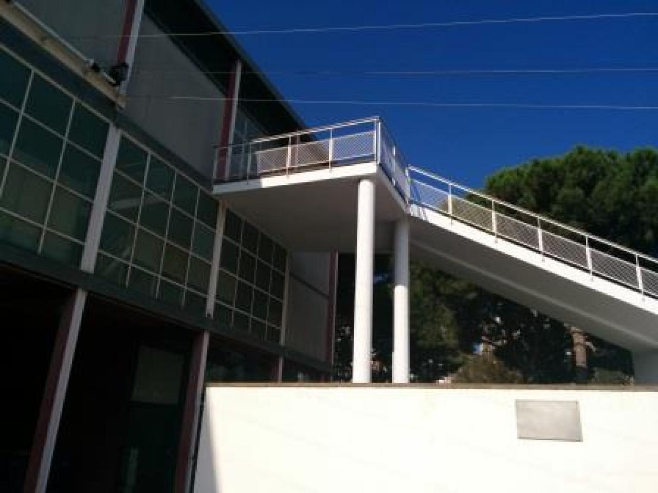 Escales exteriors d'accés a la segona planta 